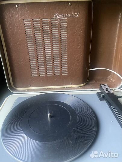 Проигрыватель пластинок Юность 301