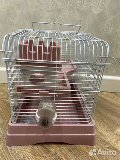 Клетка для хомяка и её содержимое