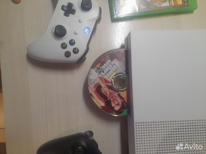 Xbox ONE s.1 терабайт.гта 5, фифа 22, ведьмак3