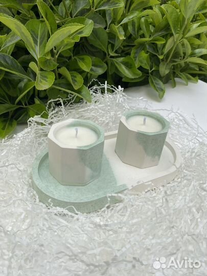 Гипсовый поднос и свечи в подсвечнике