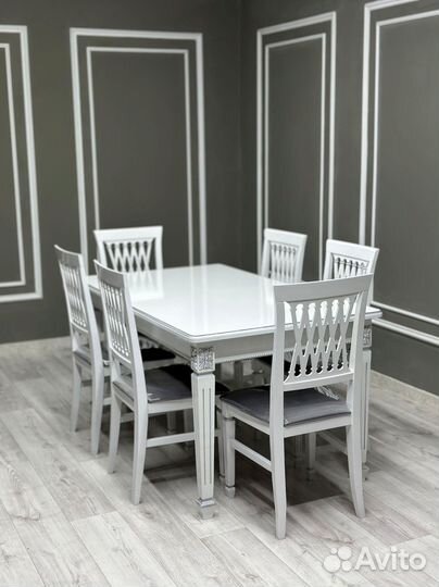 Стол обеденный. В наличии