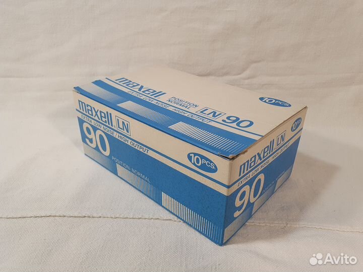 Винтажные аудиокассеты и коробка от кассет