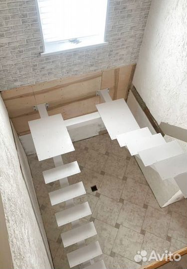 Лестница на металлокаркасе закрытого типа