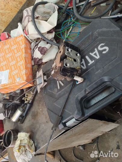 Продам замок двери Ниссан Мурано z50