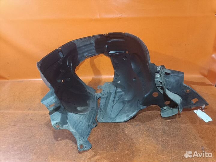 Подкрылок Nissan Leaf ZE0 передний правый