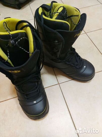 Сноуборд с креплениями и ботинками