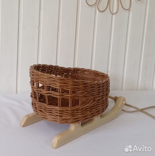 Санки плетеные для кукол. Санки под елочку