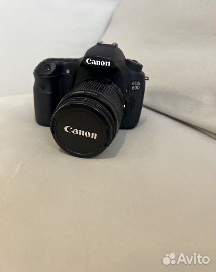 Зеркальный фотоаппарат Canon EOS 60d со штативом