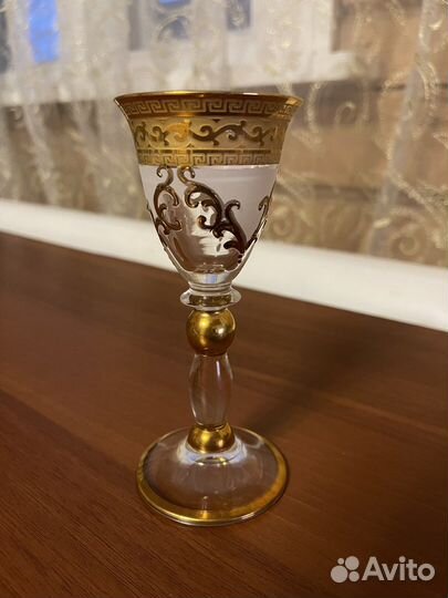 Рюмка на высокой ножке