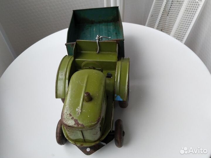 Зелёный трактор с тележкой СССР