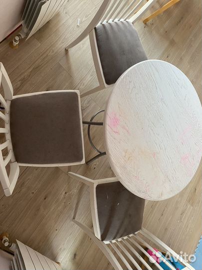 Стол и три стула