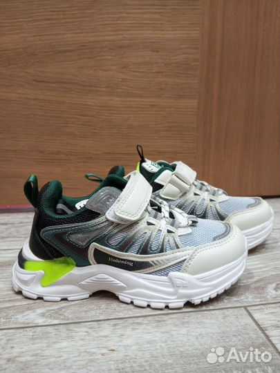 Продам детские кроссовки