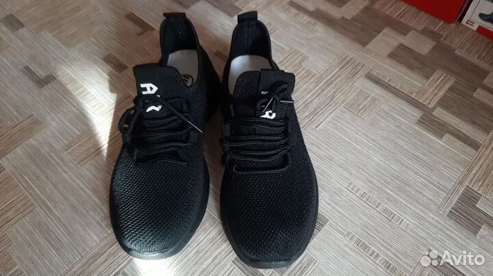 Кроссовки женские