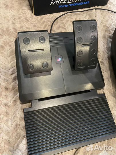 Игровой руль с педалями