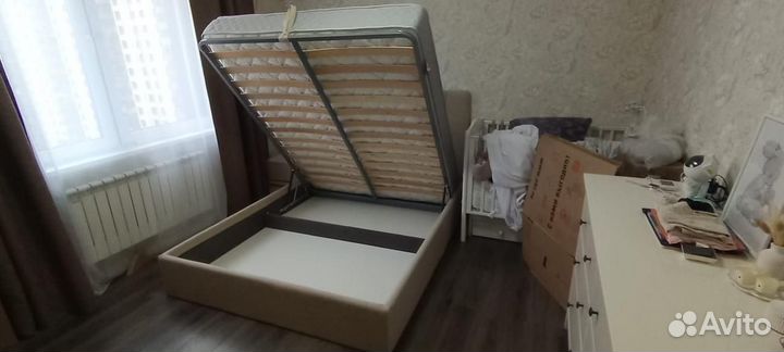 Кровать двухспальная с подьемным механизмом