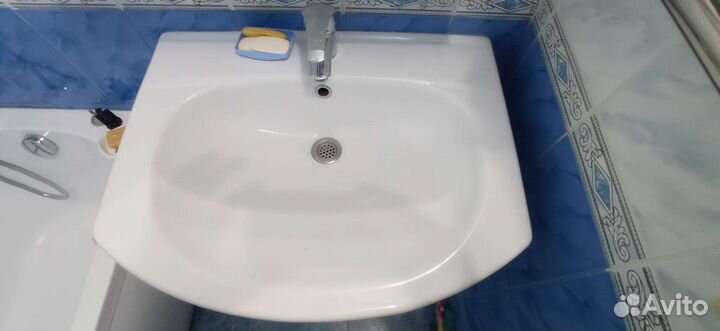 Тумба, раковина с краном, шкафчик с зеркалом