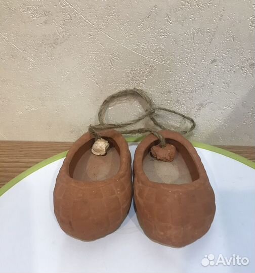 Бусы из можжевельника, лапти керамические