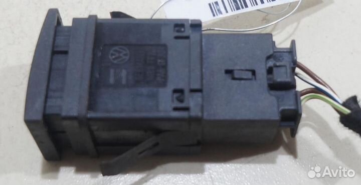 Кнопка аварийной сигнализации Volkswagen Polo