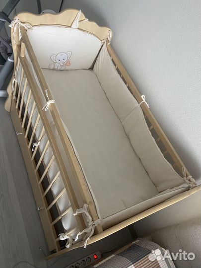 Деревянная детская кроватка с маятником и ящиком