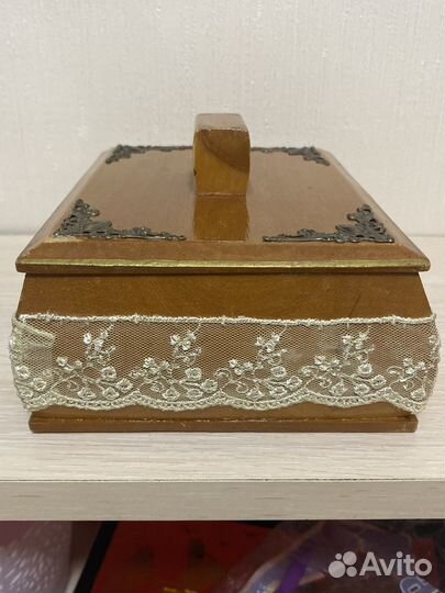 Шкатулка из дерева бронзовые накладки. Винтаж