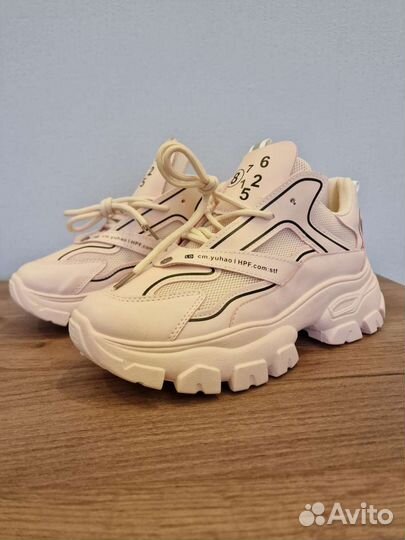 Кроссовки женские