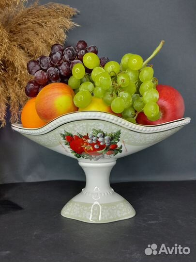 Фруктовница фарфоровая на ножке