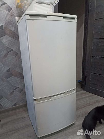 Старый холодильник на запчасти