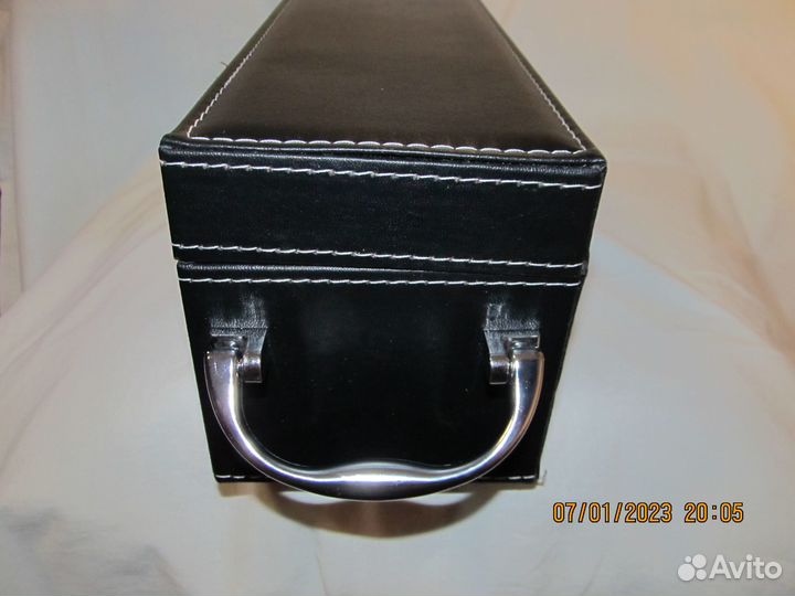 Бутылку из-под французского шампанского в футляре