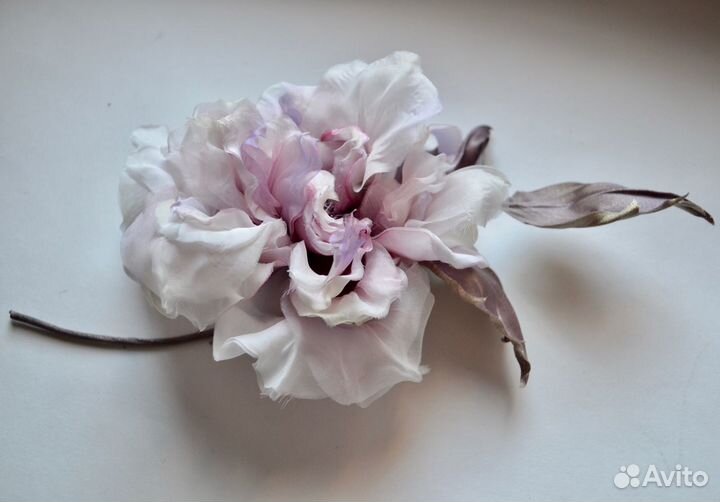 Роза-брошь из шёлка Жемчужная