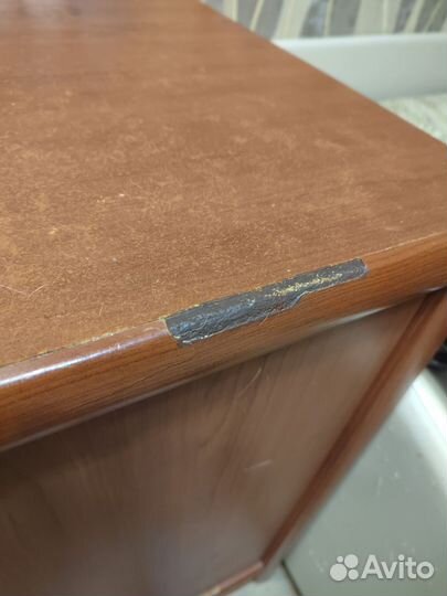 Письменный стол, полки настенные