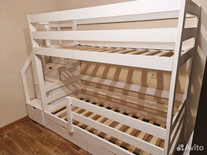 Двухъярусная кровать из массива