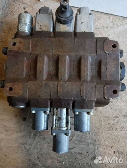 Тройной распределить гидравлический