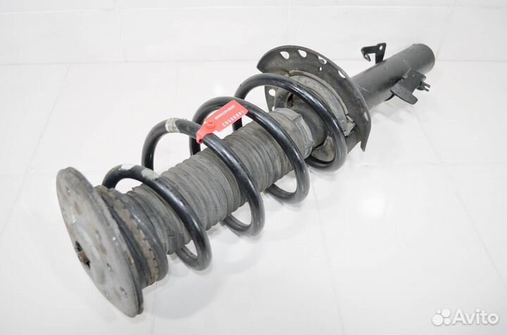 Стойка амортизатора передняя левая Land Rover