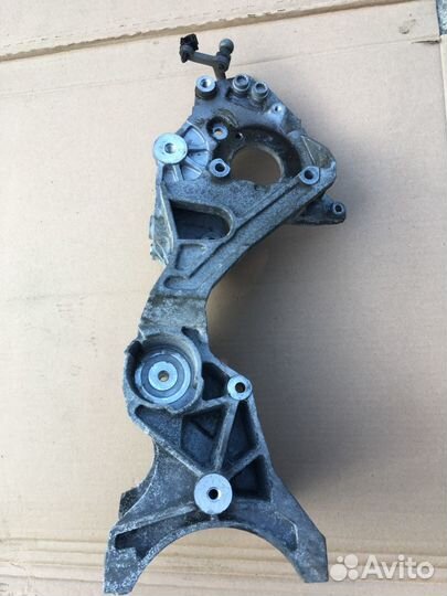 Кронштейн генератора на Audi A4 B8 A6 C7 2.0 TDI