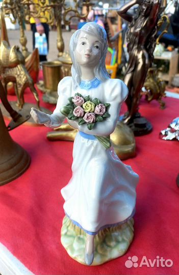 Фарфоровая фигурка девушки с цветами, Испания