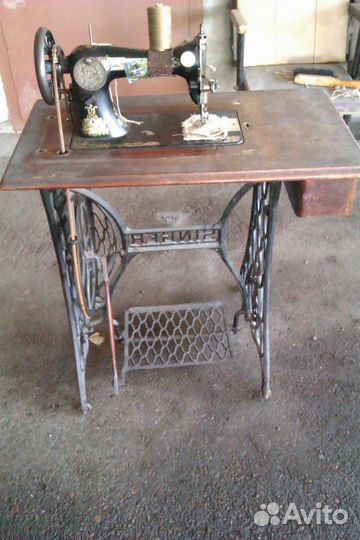 Ножная швейная машина