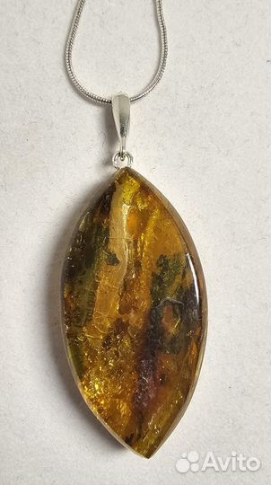 Янтарная подвеска с инклюзом