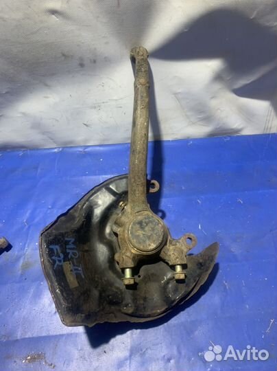 Кулак поворотный правый toyota mark 2 GX100