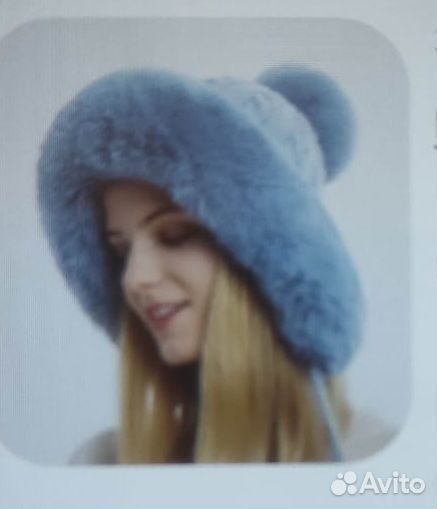 Шапка женская вязаная с бубоном и опушкой