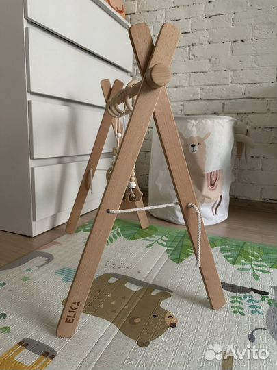 Деревянная стойка - монтессори. Мобиль в кроватку