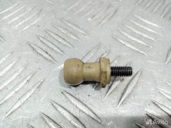 Б/У Шариковый болт крепления крышки двигате#001
