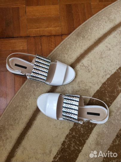 Продаются новые женские босоножки