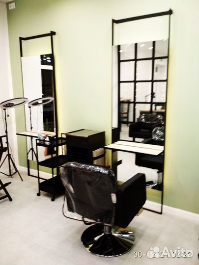 Зеркало в металлической раме