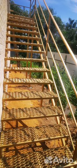 Лестница из металла / лестница в дом