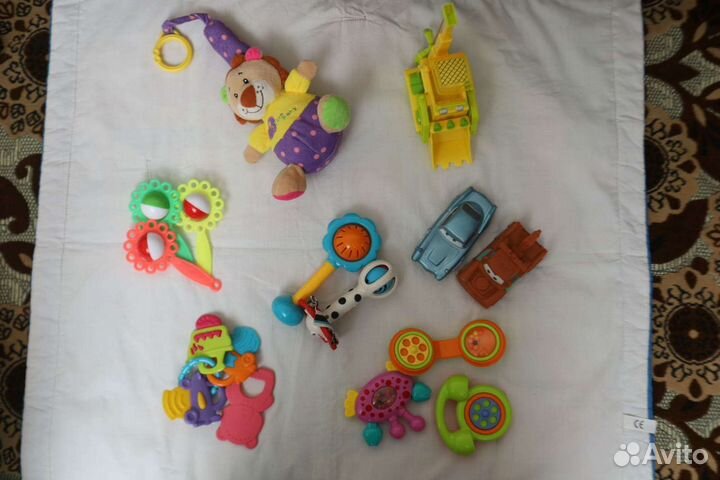 Коврик и игрушки