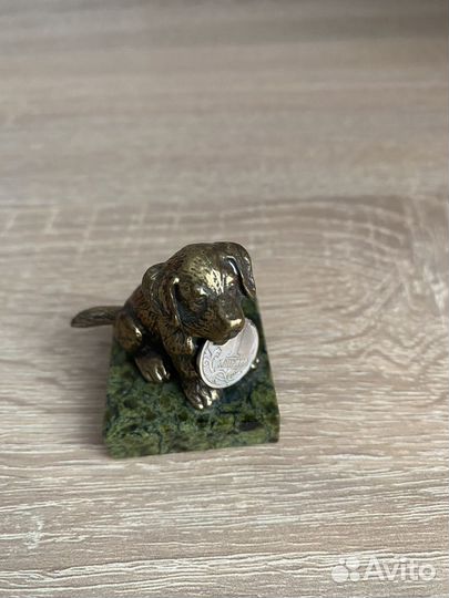Статуэтка собака с монеткой