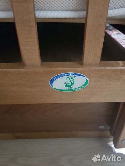 Детская кроватка с маятником