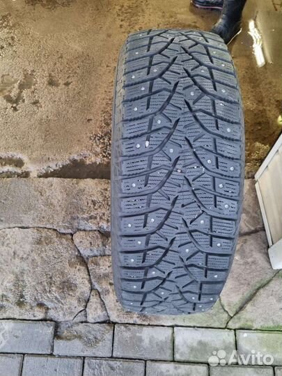 Bridgestone Blizzak Spike-02 SUV 235/60 R18