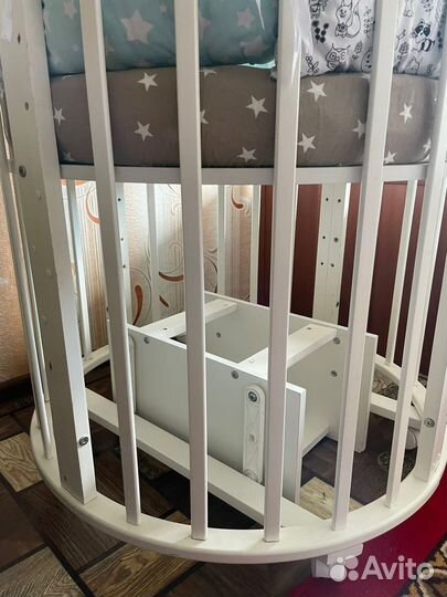 Детская кроватка с маятником белая