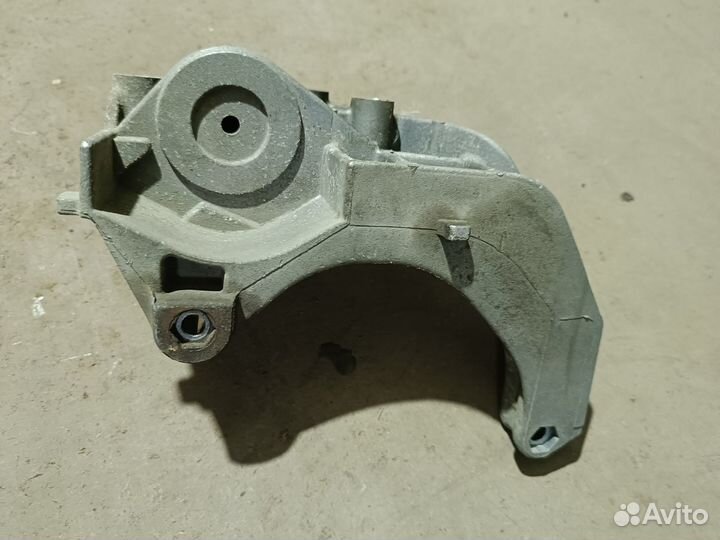 Кронштейн генератора granta